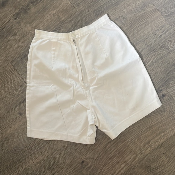 AS-IS White Cotton High Waisted Back Zip Shorts Pin Up Style - 1940/50s Style - Picture 2 of 16